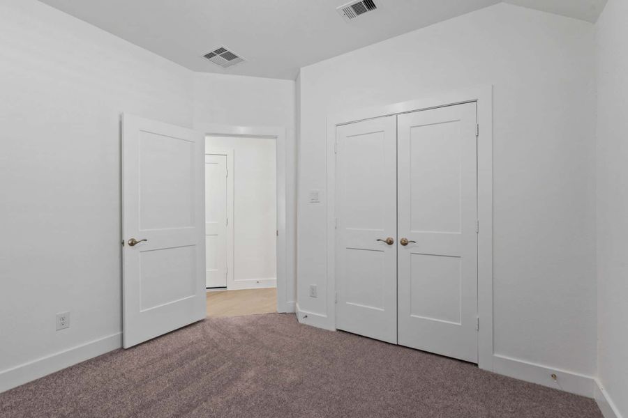 Spacious, unfurnished interior of a new home in Meridiana, Iowa Colony (Image 15).