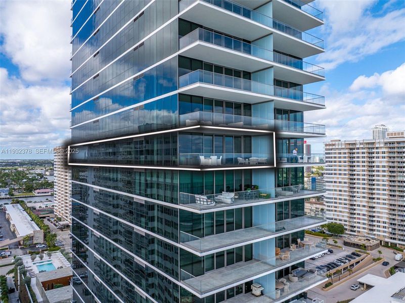 Condo located in Hallandale Beach, FL showcasing its design and architecture (Image 4).