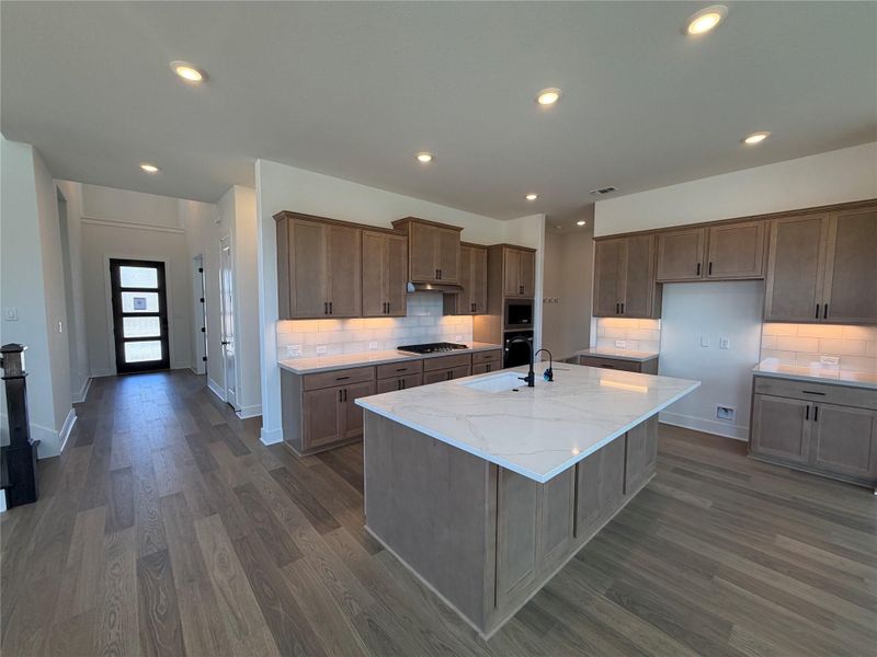 Large Center Island in Kitchen