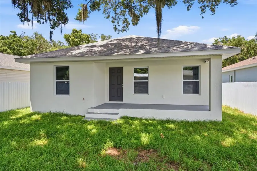 Exterior details and patio area of a home in , Plant City (Image 3).