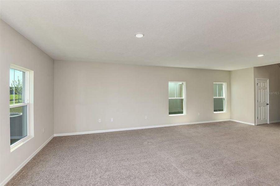 Spacious, unfurnished interior of a new home in Pasadena Ridge, Dade City (Image 9).