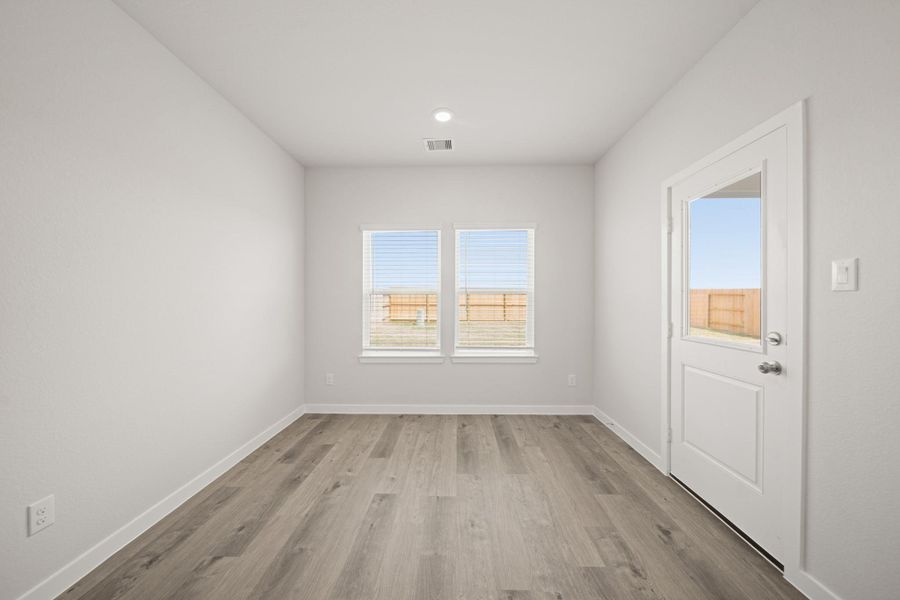 Spacious, unfurnished interior of a new home in Sunterra Lakes, Brookshire (Image 11).