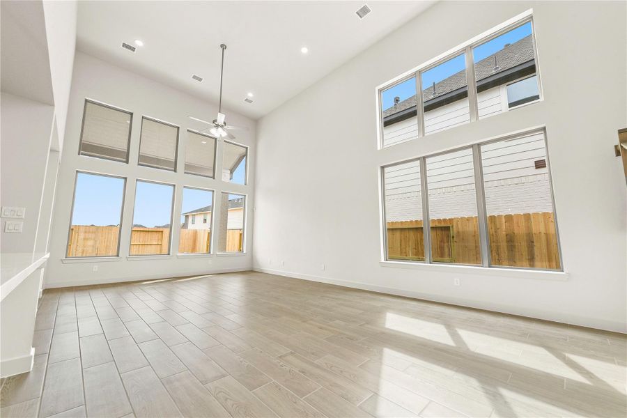 Representative image. Features, selections and colors may vary.