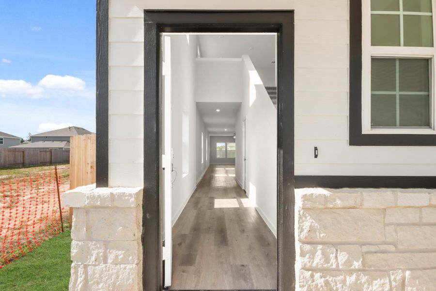 Exterior details and patio area of a home in Caney Mills, Cut and Shoot (Image 4).
