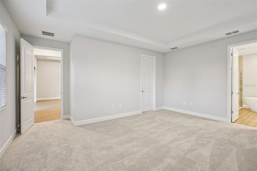Spacious, unfurnished interior of a new home in Hawk's Overlook, Oviedo (Image 37).