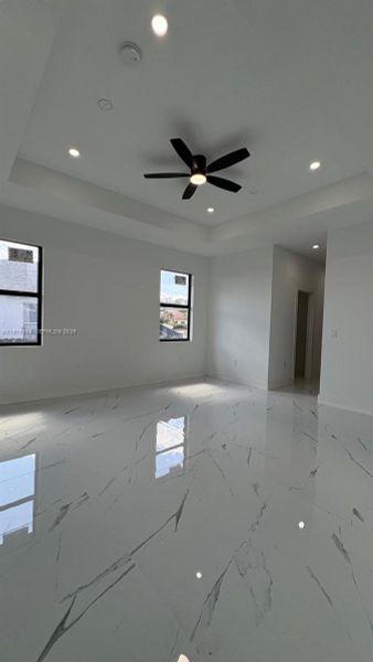 Spacious, unfurnished interior of a new home in , Cape Coral (Image 11).