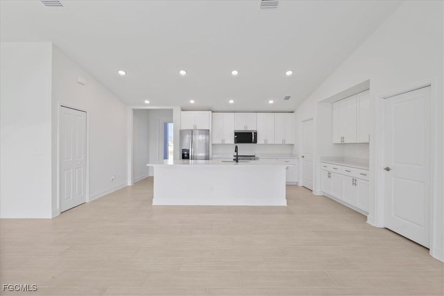 Spacious, unfurnished interior of a new home in Cape Coral, Cape Coral (Image 10).