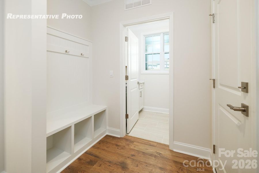 Spacious, unfurnished interior of a new home in Sylvan Creek, Denver (Image 23).