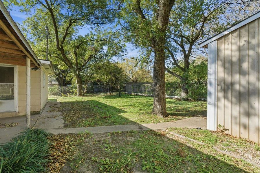 Exterior details and patio area of a home in , Weatherford (Image 2).