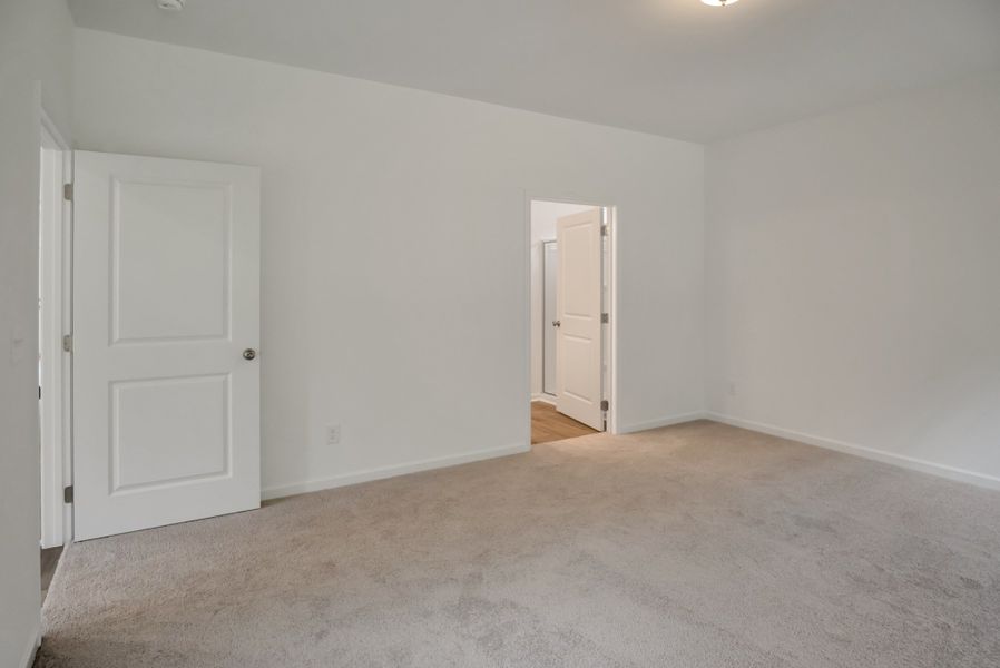 Spacious, unfurnished interior of a new home in Marlin Pointe, White House (Image 21).