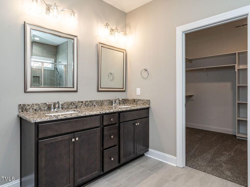 Dual vanity, tile floor - ensuite