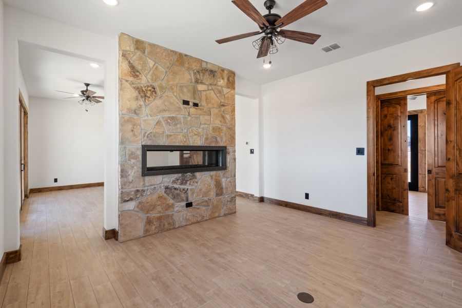 Spacious, unfurnished interior of a new home in Santana Ridge, Weatherford (Image 15).