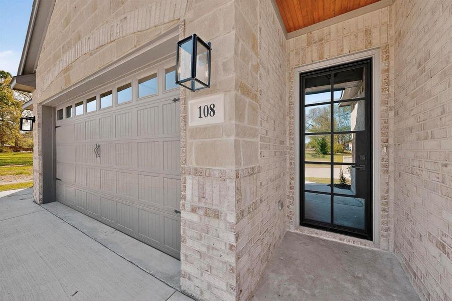Exterior details and patio area of a home in , Athens (Image 3).