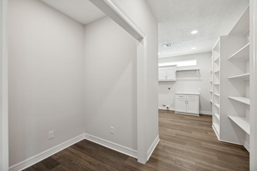 Spacious, unfurnished interior of a new home in , Livingston (Image 13).