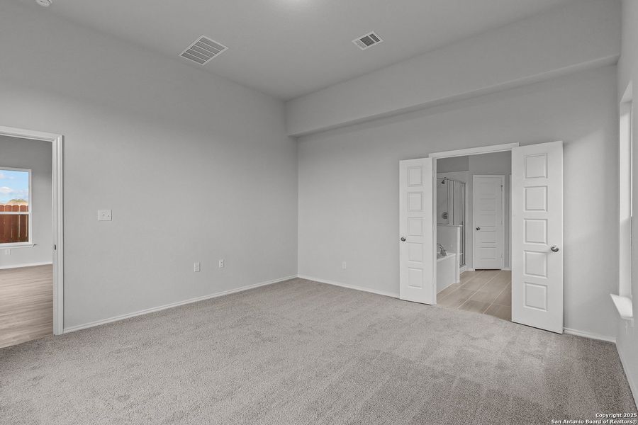 Spacious, unfurnished interior of a new home in Sunflower Ridge, New Braunfels (Image 15).