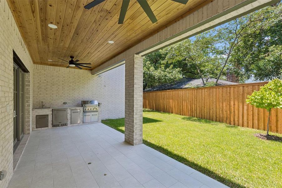 Exterior details and patio area of a home in , Dallas (Image 3).