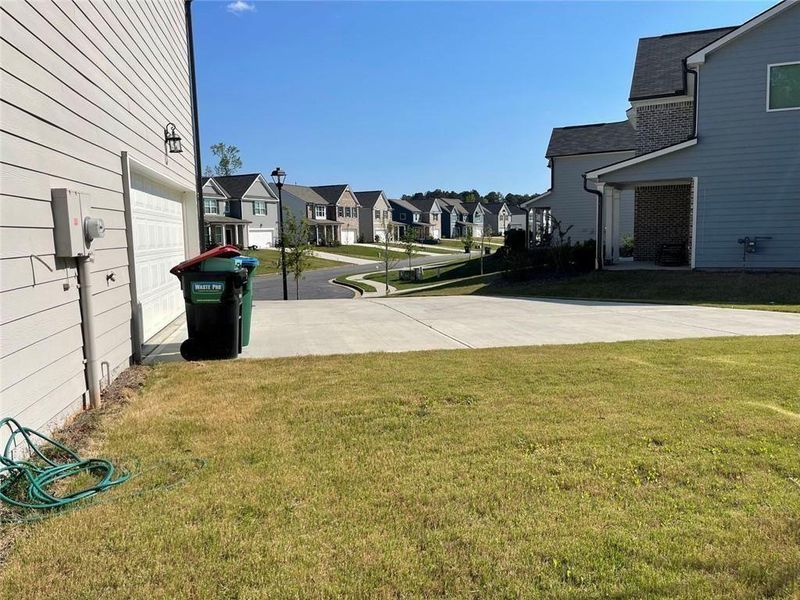 Exterior details and patio area of a home in Autumn Brook, Austell (Image 3).