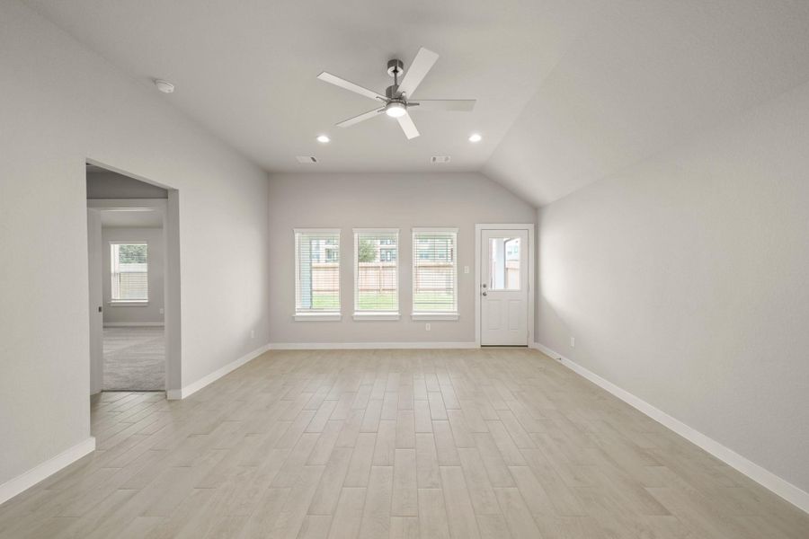 Spacious, unfurnished interior of a new home in Morton Creek Ranch, Katy (Image 19).