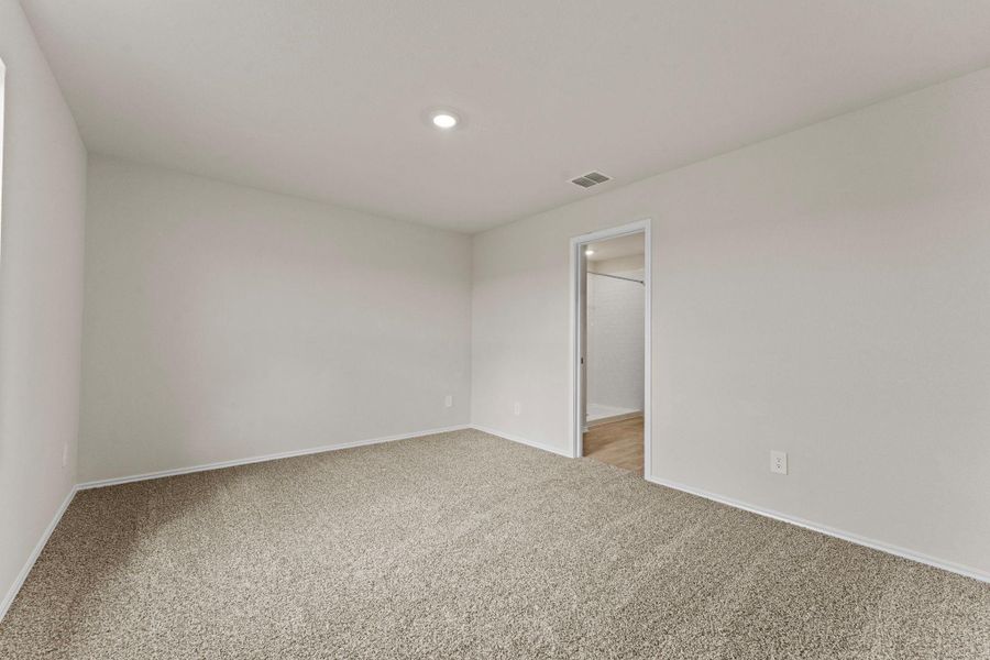 Spacious, unfurnished interior of a new home in Bollinger, Uhland (Image 18).