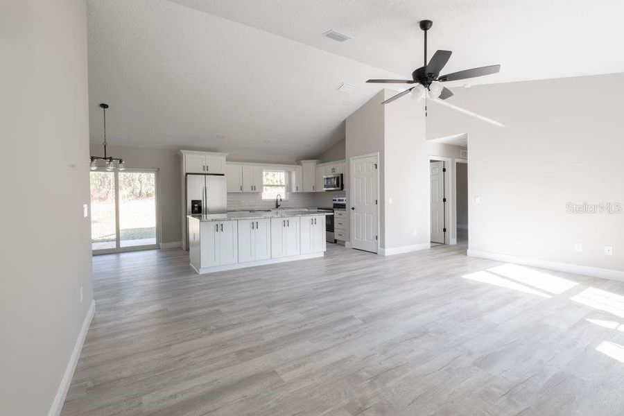 Spacious, unfurnished interior of a new home in , Citrus Springs (Image 17).