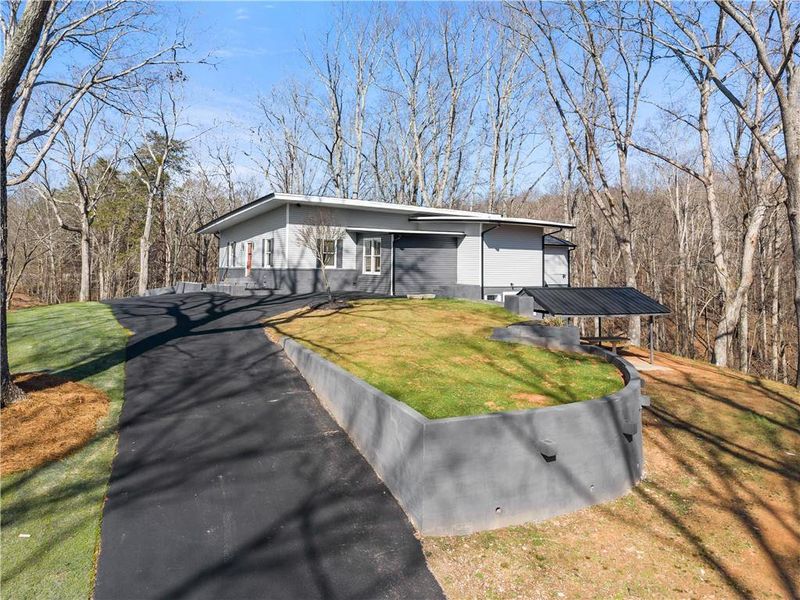Exterior details and patio area of a home in , Gainesville (Image 27).
