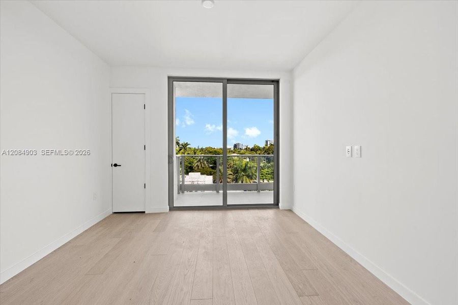 Spacious, unfurnished interior of a new home in , Miami (Image 34).