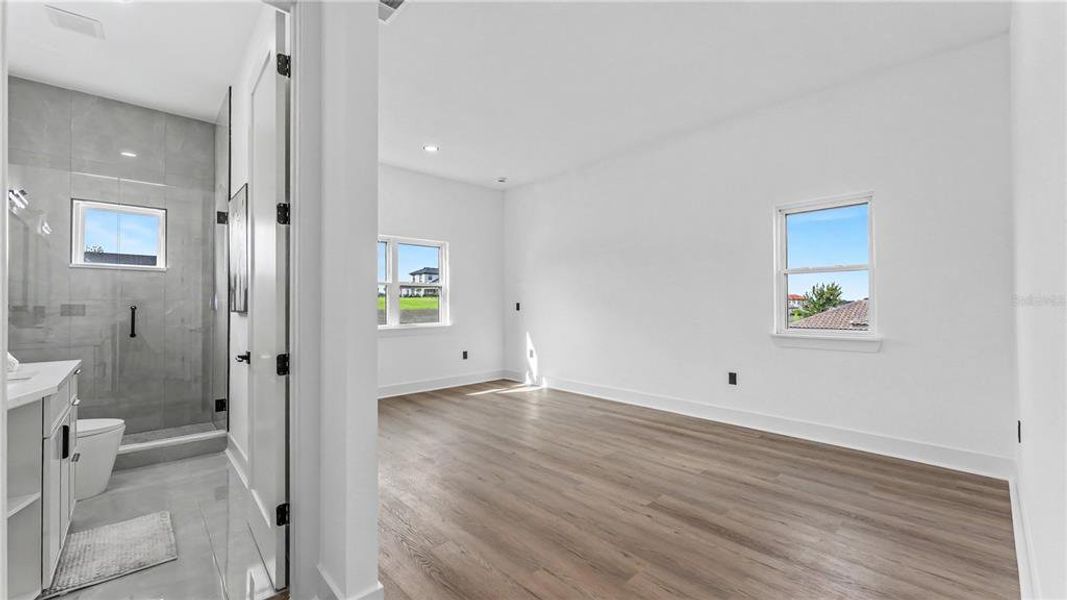 Spacious, unfurnished interior of a new home in , Lake Alfred (Image 49).
