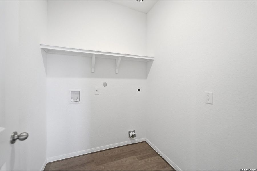 Spacious, unfurnished interior of a new home in Garden Grove, San Antonio (Image 20).