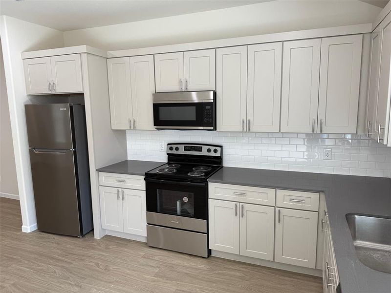 built in microwave. cabinet pulls included. built in microwave. cabinet pulls included.