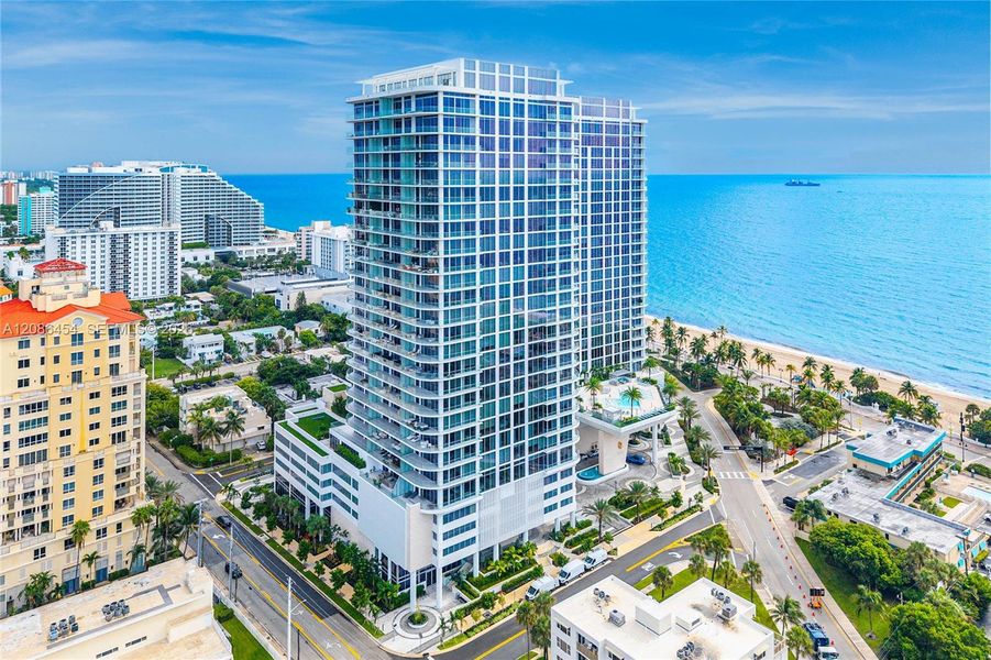 Condo located in Fort Lauderdale, FL showcasing its design and architecture (Image 4).
