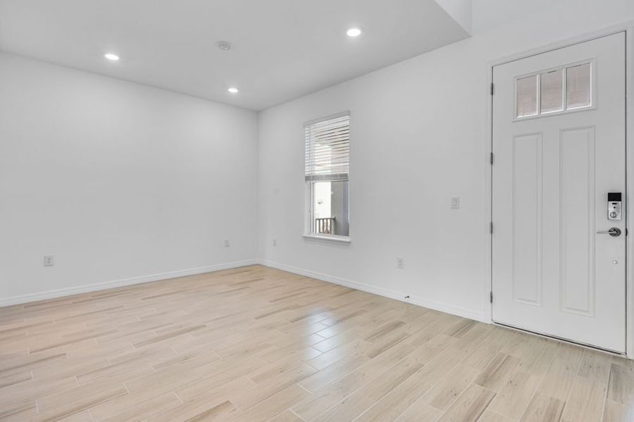 Spacious, unfurnished interior of a new home in Ardisia Park, New Smyrna Beach (Image 26).