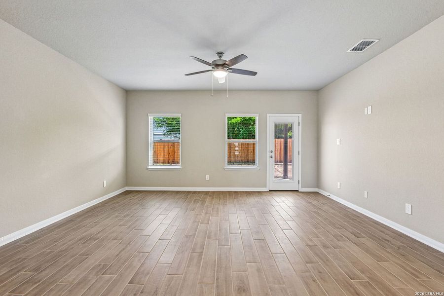 Spacious, unfurnished interior of a new home in Royal Crest, San Antonio (Image 22).