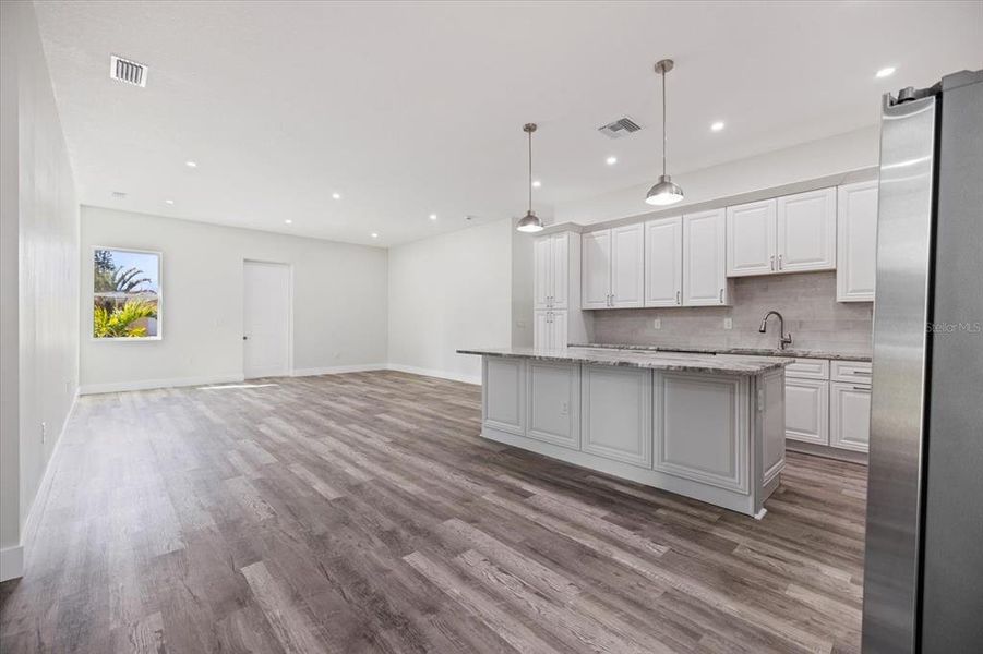 Spacious, unfurnished interior of a new home in , Sarasota (Image 20).