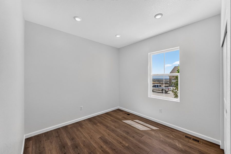 Spacious, unfurnished interior of a new home in Trailstone, Arvada (Image 13).