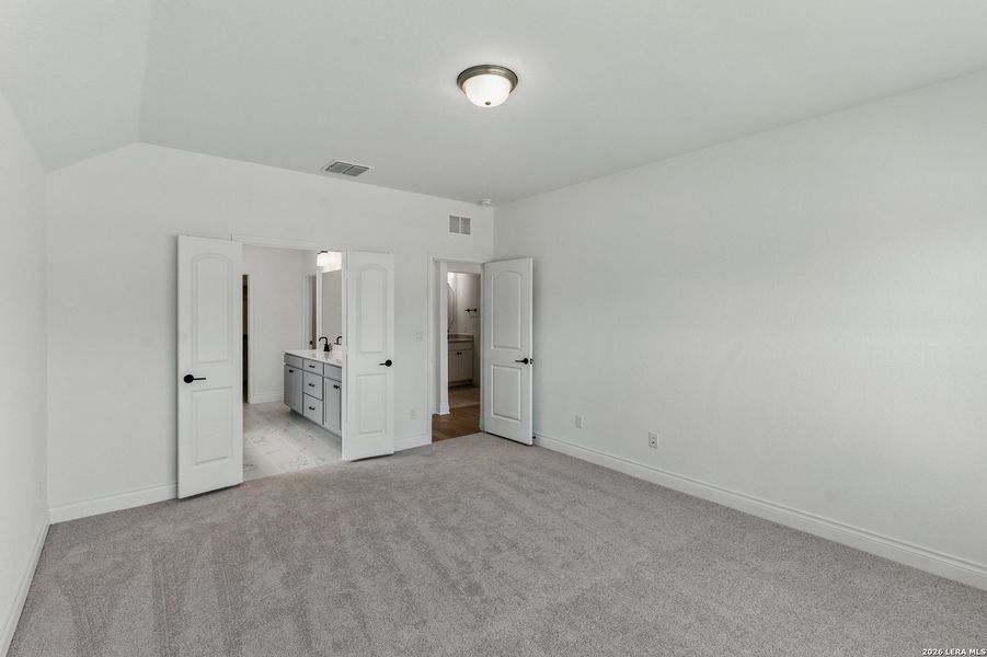 Spacious, unfurnished interior of a new home in Nopal Valley, San Antonio (Image 13).