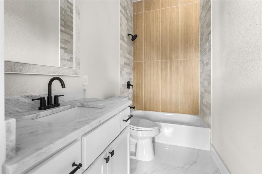 Bathroom with vanity and washtub / shower combination
