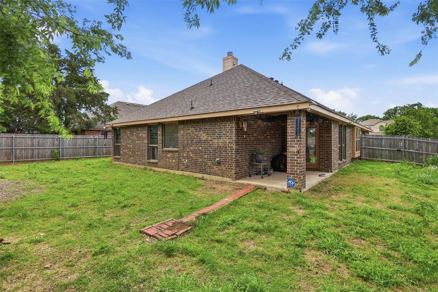 Exterior details and patio area of a home in , Glenn Heights (Image 4).