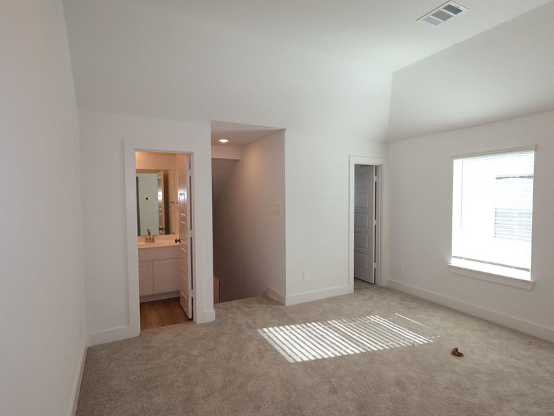 Spacious, unfurnished interior of a new home in Lone Star Landing, Montgomery (Image 31).