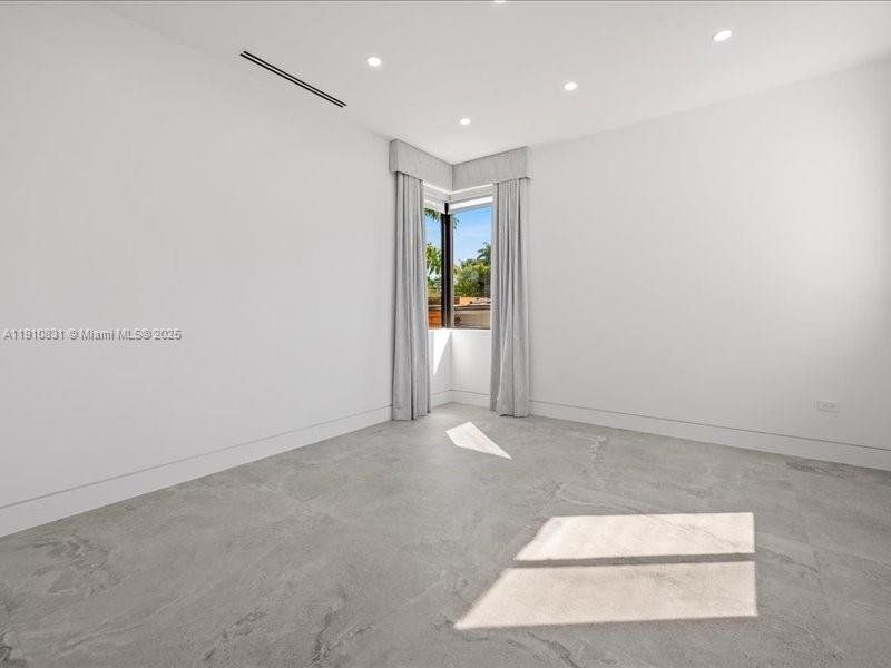 Spacious, unfurnished interior of a new home in , Miami Beach (Image 22).