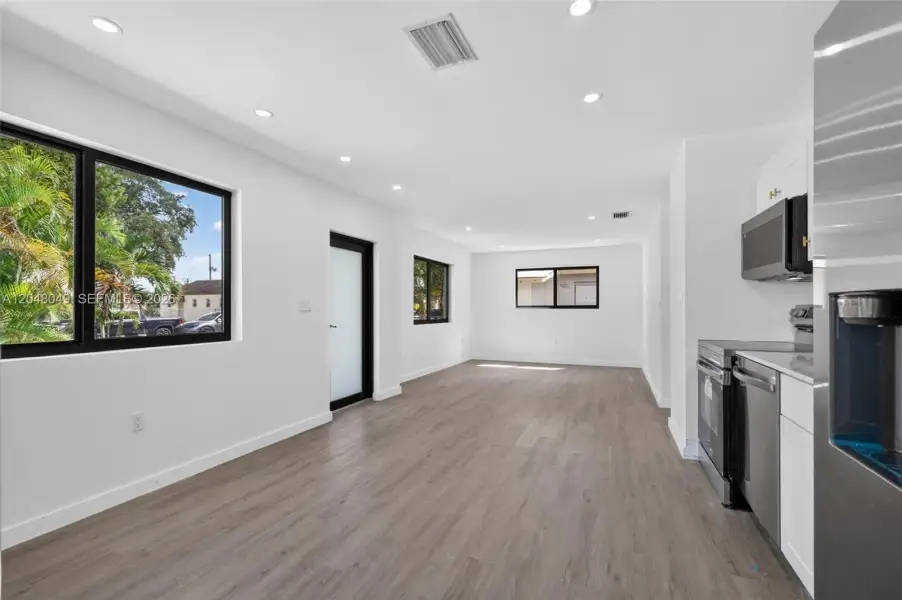 Spacious, unfurnished interior of a new home in , Fort Lauderdale (Image 11).