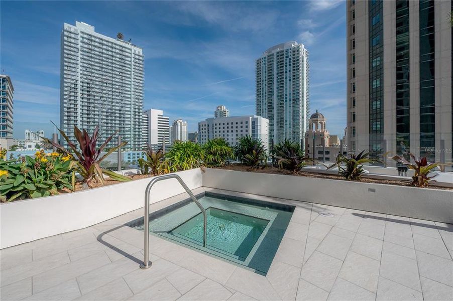 Condo located in St. Petersburg, FL showcasing its design and architecture (Image 38).
