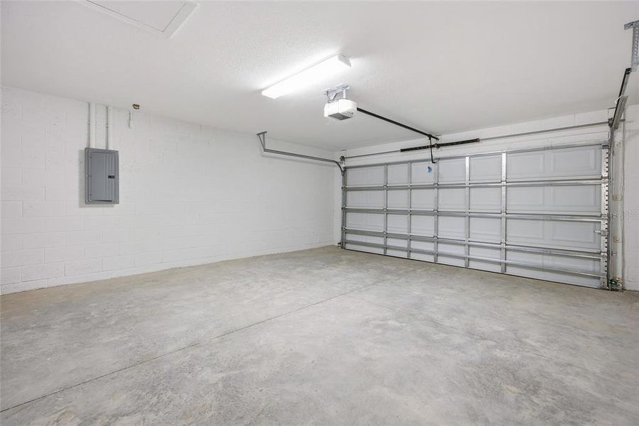 Spacious, unfurnished interior of a new home in , Citrus Springs (Image 27).