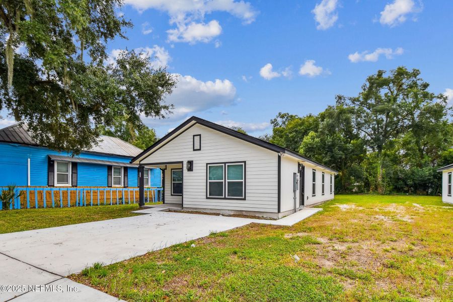 Exterior details and patio area of a home in , Jacksonville (Image 17).