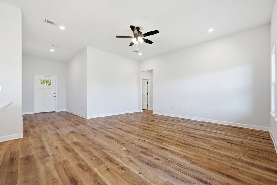 Spacious, unfurnished interior of a new home in Barton's Bend, Crestview (Image 32).