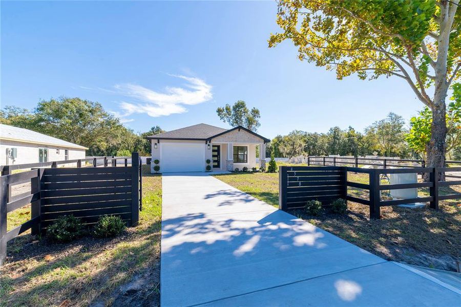 Exterior details and patio area of a home in , Lakeland (Image 33).