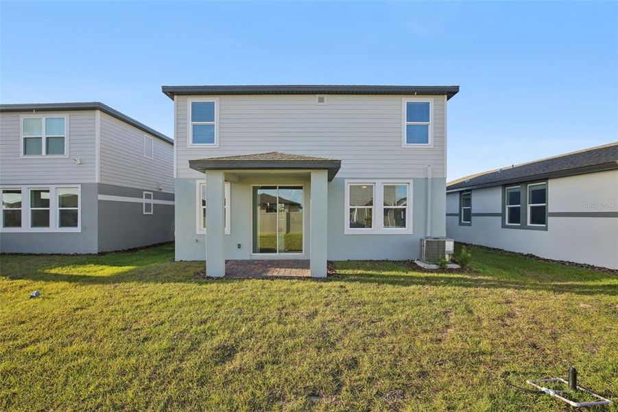 Exterior details and patio area of a home in , Lake Alfred (Image 3).