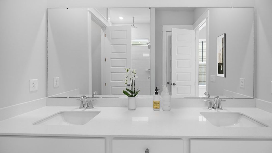 2579 Kingston Owners Bath 1of2 F1