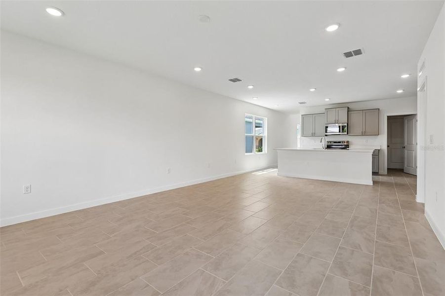 Spacious, unfurnished interior of a new home in Hamilton Bluff, Haines City (Image 25).