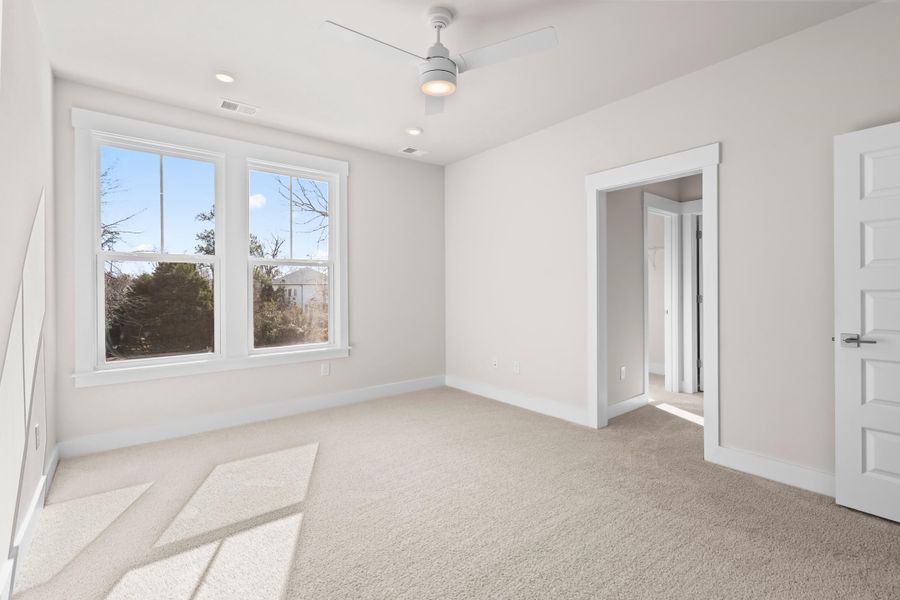 Spacious, unfurnished interior of a new home in Harbor Oaks Marina, Myrtle Beach (Image 25).