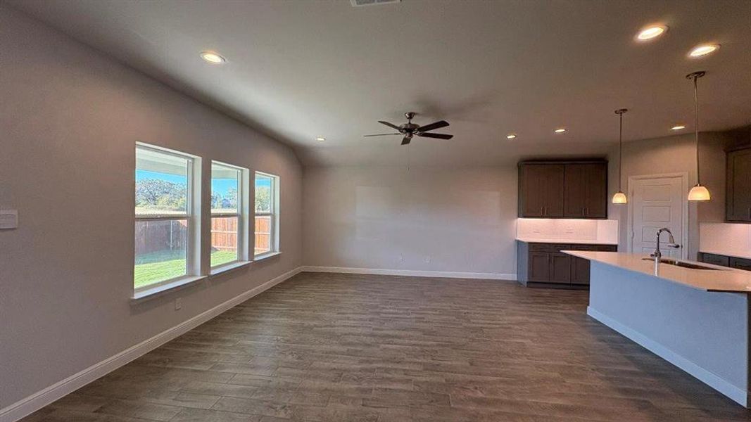 Spacious, unfurnished interior of a new home in Sandstone Estates, Granbury (Image 12).
